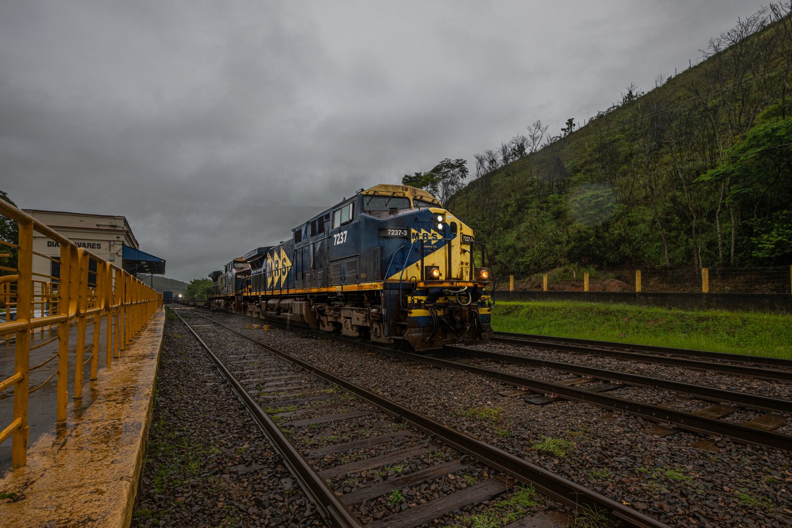 Locomotiva MRS em operação ferroviária